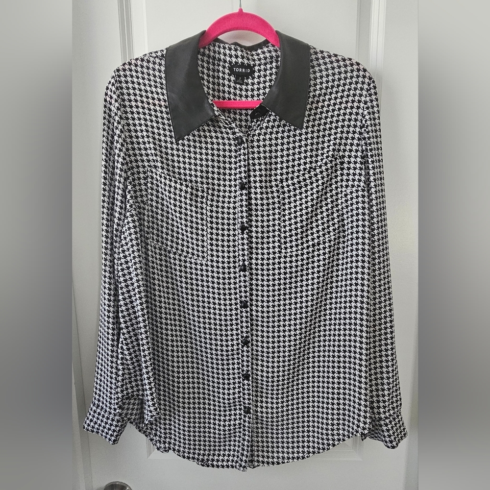 torrid Black and White Houndstooth Button-Up Blouse with Faux Leather Collar